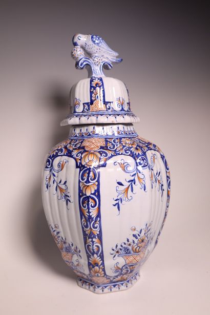 Centerpiece (height 26 cm) and covered vase...