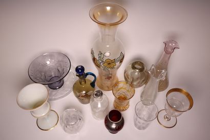 Glass and crystal set, including : Vases...