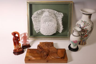 Set of display objects, including: vases,...