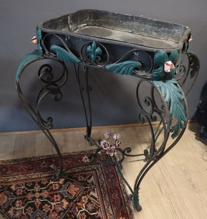 Jardinière en fer forgé à décor de fleurs...