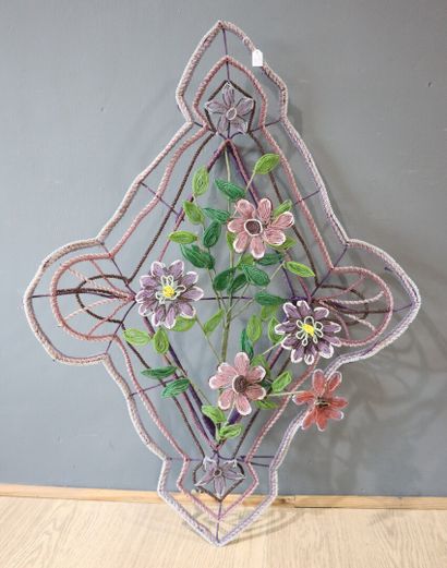 Couronne perlée, fleurs et feuilles réalisées...