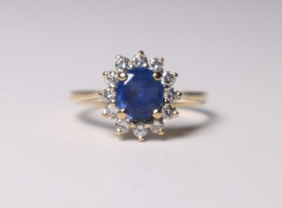 Yellow gold daisy ring with a sapphire in...