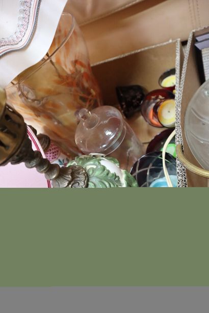 Set of 3 boxes, including: Porcelain lamps,...