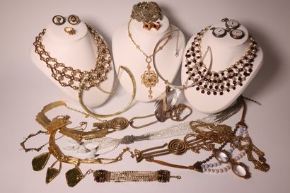 Costume jewelry set, including: 12 necklaces,...