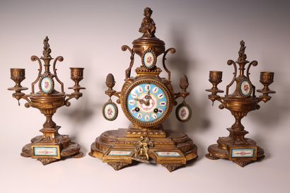 Garniture de cheminée en métal doré et cadran...