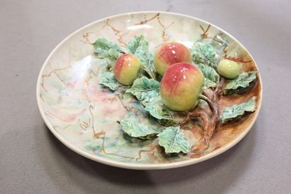Round dish in barbotine decorated with apples....