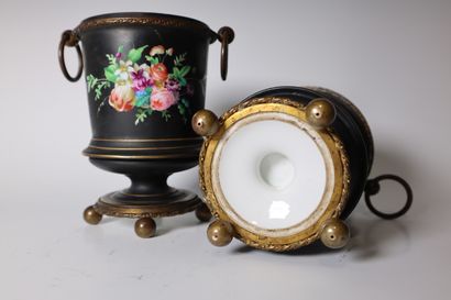 Paire de jardinières à anses en porcelaine...