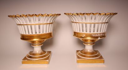 Paire de corbeilles ajourées en porcelaine...