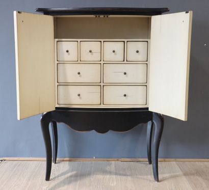 Cabinet en bois naturel laqué noir à décor...