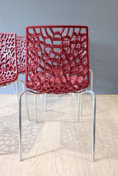 Suite de 4 chaises en PVC bordeaux et piètement...