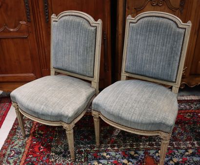 Paire de chaises laquées, garniture de velours...
