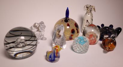 Set of glass and crystal trinkets, including...