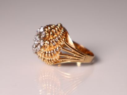 Yellow gold daisy ring set with a central...