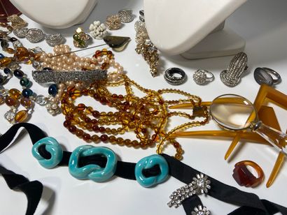 Set of costume jewelry, including: Necklaces,...