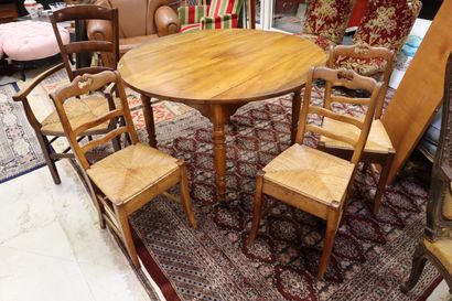 Set includes: 73.5 x 124 x 121 cm high drop-leaf...
