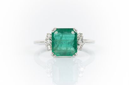 White gold ring set with an emerald (0.87x0.78...