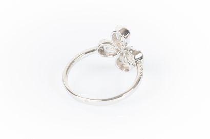 Bague trèfle à 4 feuilles en or gris sertie...