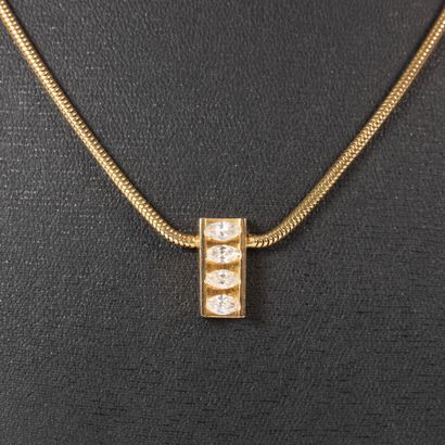 Gold necklace, the tubogas chain holding...