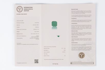 Emeraude taille émeraude sur papier avec...