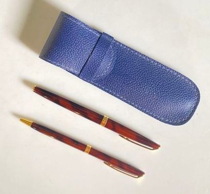 WATERMAN. Parure de stylos en métal doré...