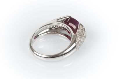 Jonc-type ring in white gold set with a natural...