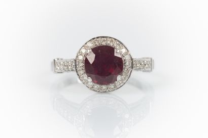 Bague en or gris sertie d'un rubis rond pesant...