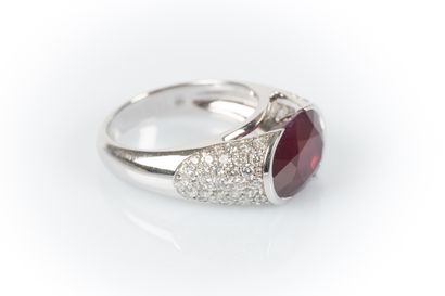 Jonc-type ring in white gold set with a natural...