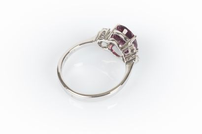 Bague en or blanc sertie d'un grenat rhodolite...