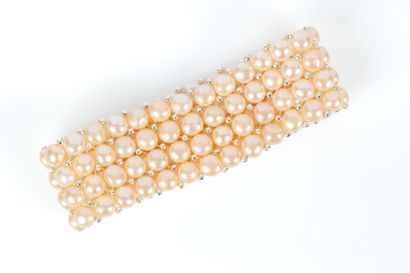 Salmon-colored 4-row cultured pearl bracelet....