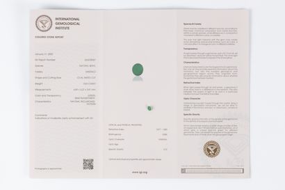 Emeraude ovale sur papier avec son certificat...