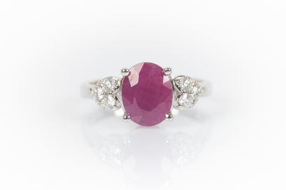 Bague en or blanc sertie d'un rubis ovale...