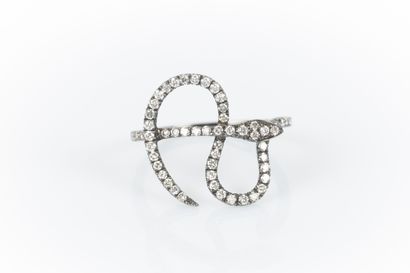 . Bague serpent en or gris sertie de diamants...