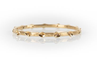 Brushed yellow gold bangle set with 15 pear-cut...