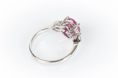 Bague en or blanc sertie d'un rubis ovale...