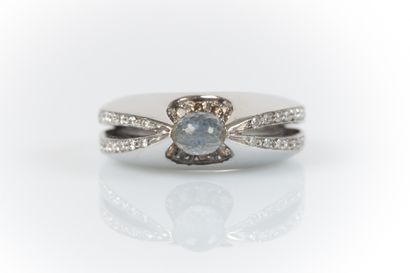 White gold 2-rings ring set with 32 modern-cut...
