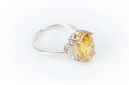 Bague en or blanc sertie d'un saphir jaune...