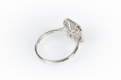 Bague à pans coupés en or blanc sertie de...