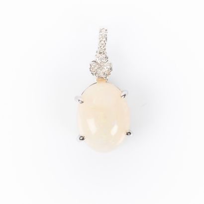 White gold pendant set with an oval cabochon...