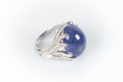 Important white gold ring set with a large...