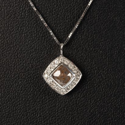 Pendentif en or blanc centré d'un diamant...
