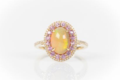 Bague en or jaune sertie d'une opale ovale...