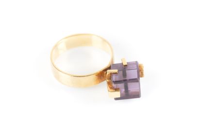 Gold ring set with a cubic-cut amethyst (side...