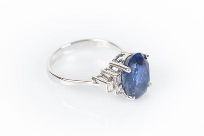 Bague en or blanc sertie d'un saphir de Ceylan...