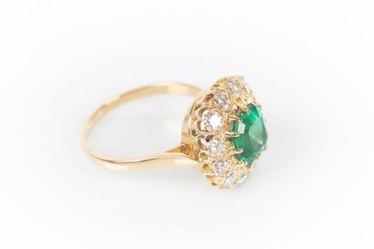 Yellow gold Pompadour ring set with an emerald...