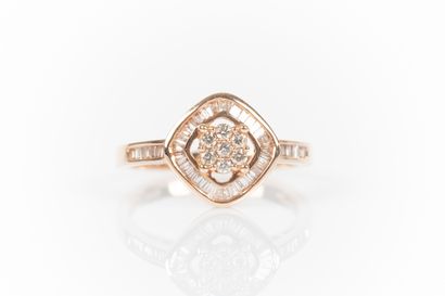 Rose gold ring set with 7 modern-cut round...