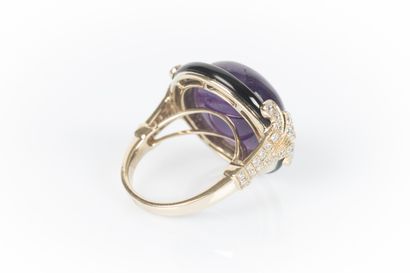 Bague en or sertie d'une améthyste ronde...