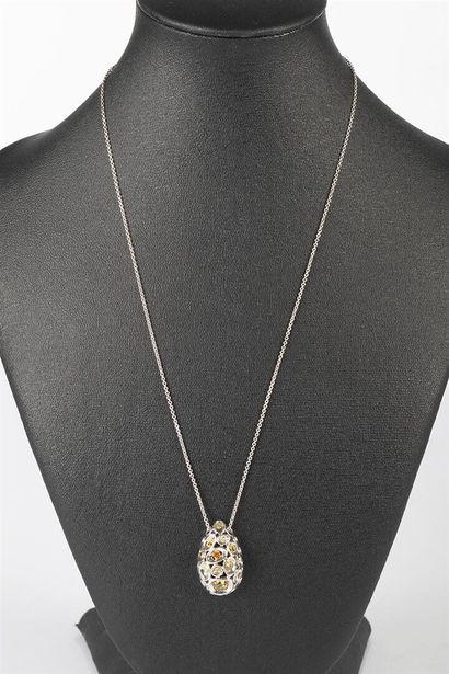 Pendentif en forme de poire en or blanc serti...