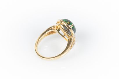 Bague en or sertie d'une opale poire cabochon...