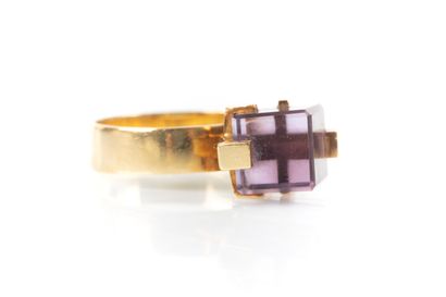 Gold ring set with a cubic-cut amethyst (side...
