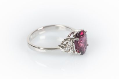 Bague en or blanc sertie d'un grenat rhodolite...